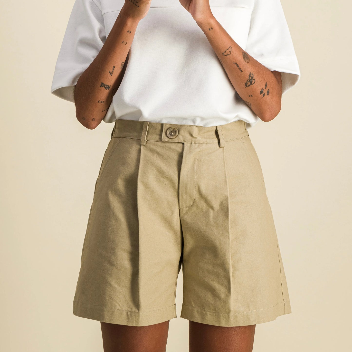 Bermuda unisexe écoresponsable, coupe intemporelle et moderne, alliant style urbain et confort.