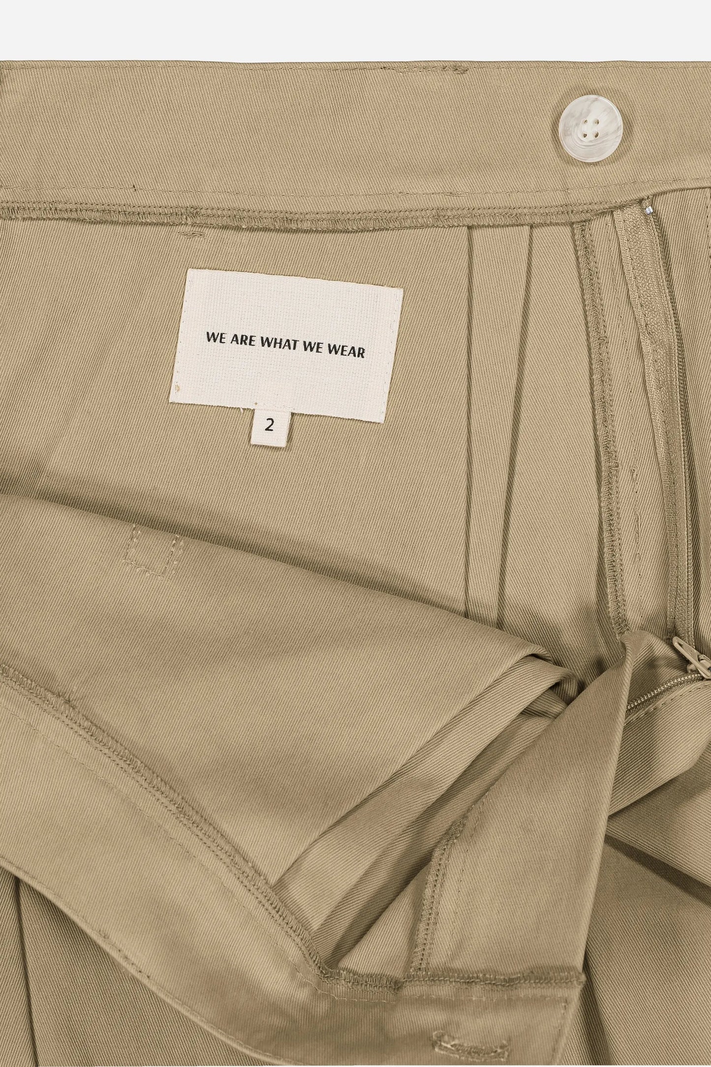 Bermuda unisexe écoresponsable, coupe intemporelle et moderne, alliant style urbain et confort.