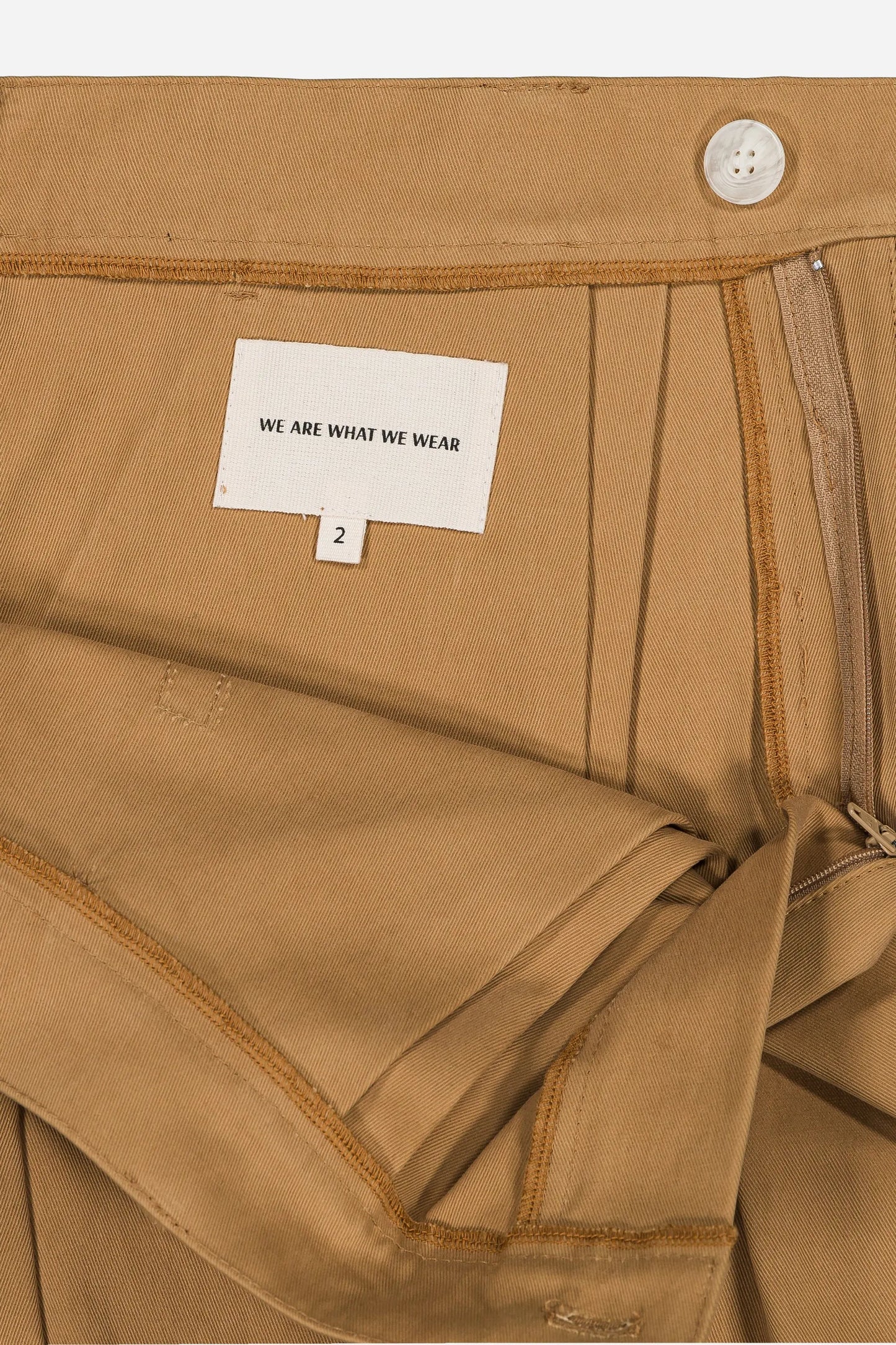 Bermuda unisexe écoresponsable, coupe intemporelle et moderne, alliant style urbain et confort.