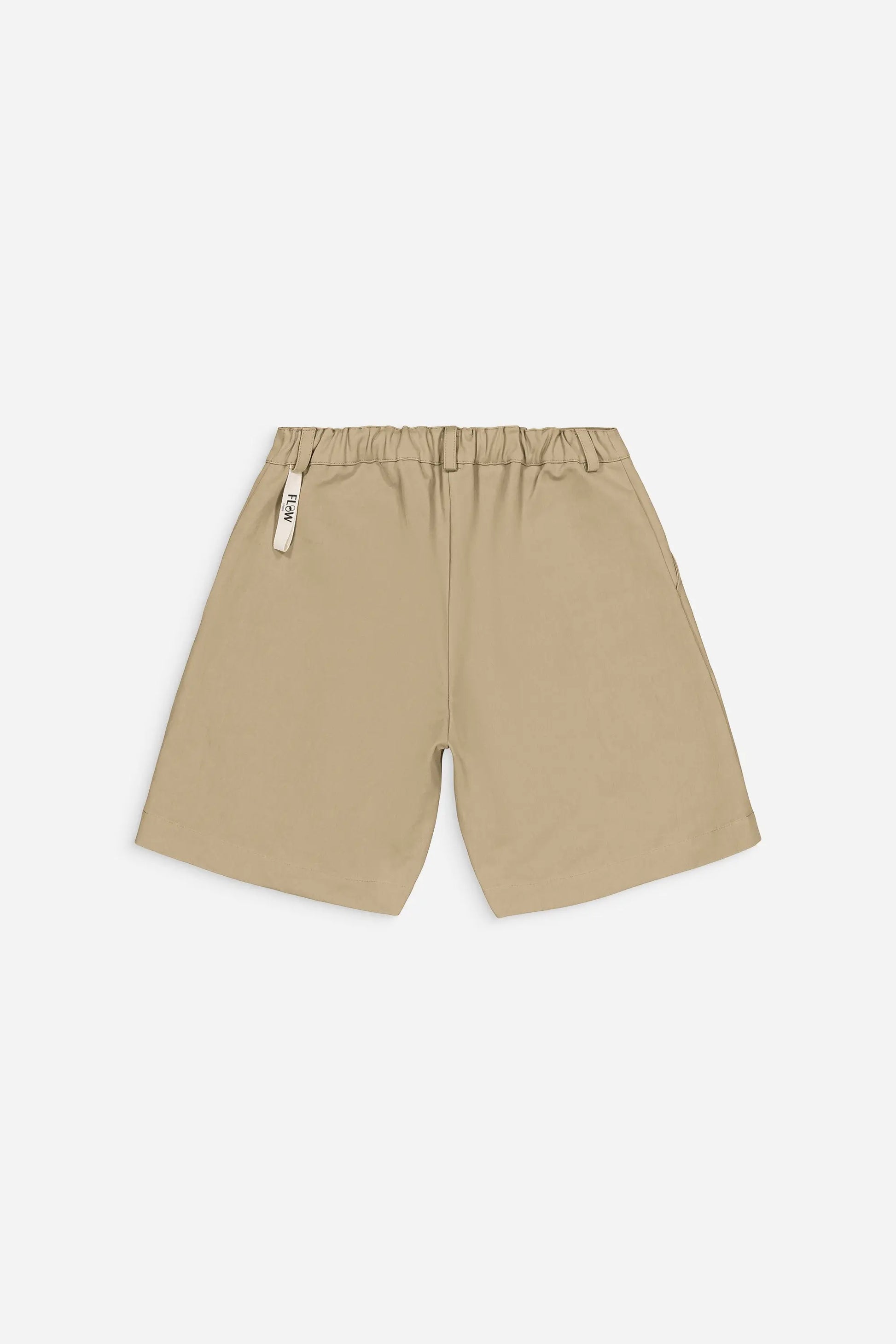 Bermuda unisexe écoresponsable, coupe intemporelle et moderne, alliant style urbain et confort.