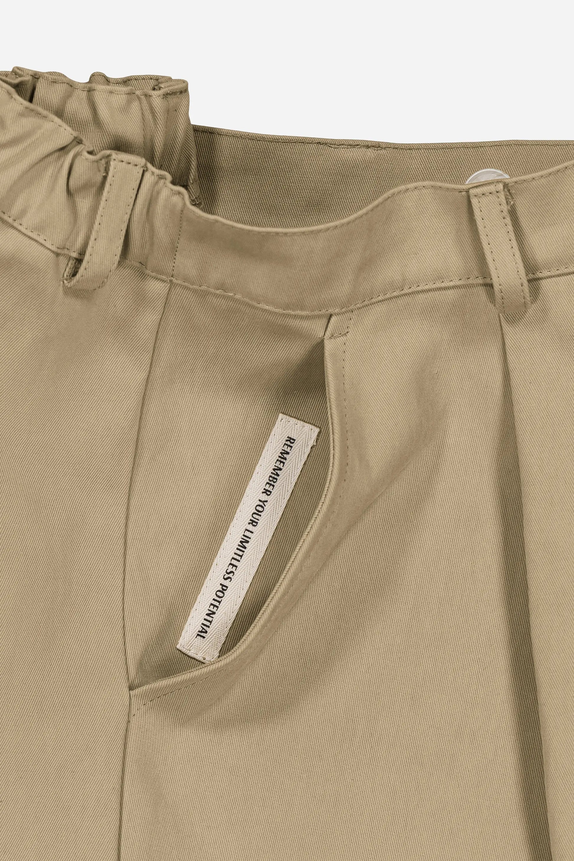 Bermuda unisexe écoresponsable, coupe intemporelle et moderne, alliant style urbain et confort.