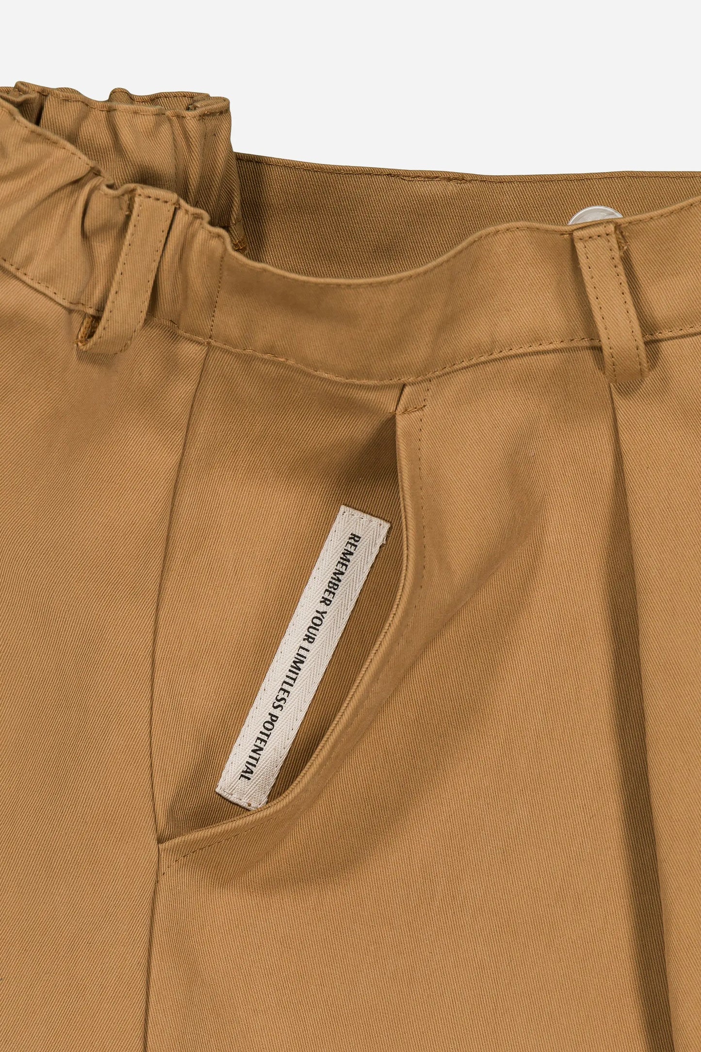 Bermuda unisexe écoresponsable, coupe intemporelle et moderne, alliant style urbain et confort.