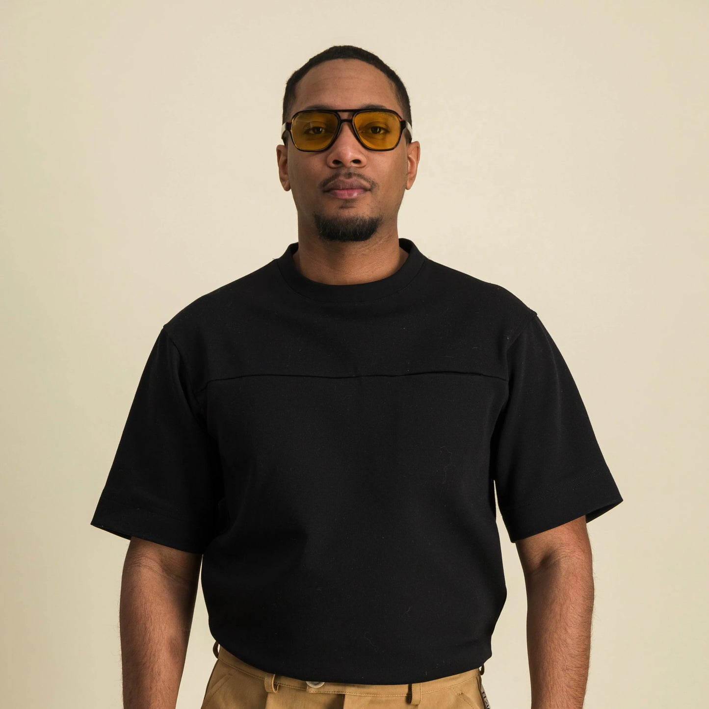 T-shirt unisexe écoresponsable, au design contemporain et confortable, alliant style minimaliste et polyvalence pour toutes les occasions.