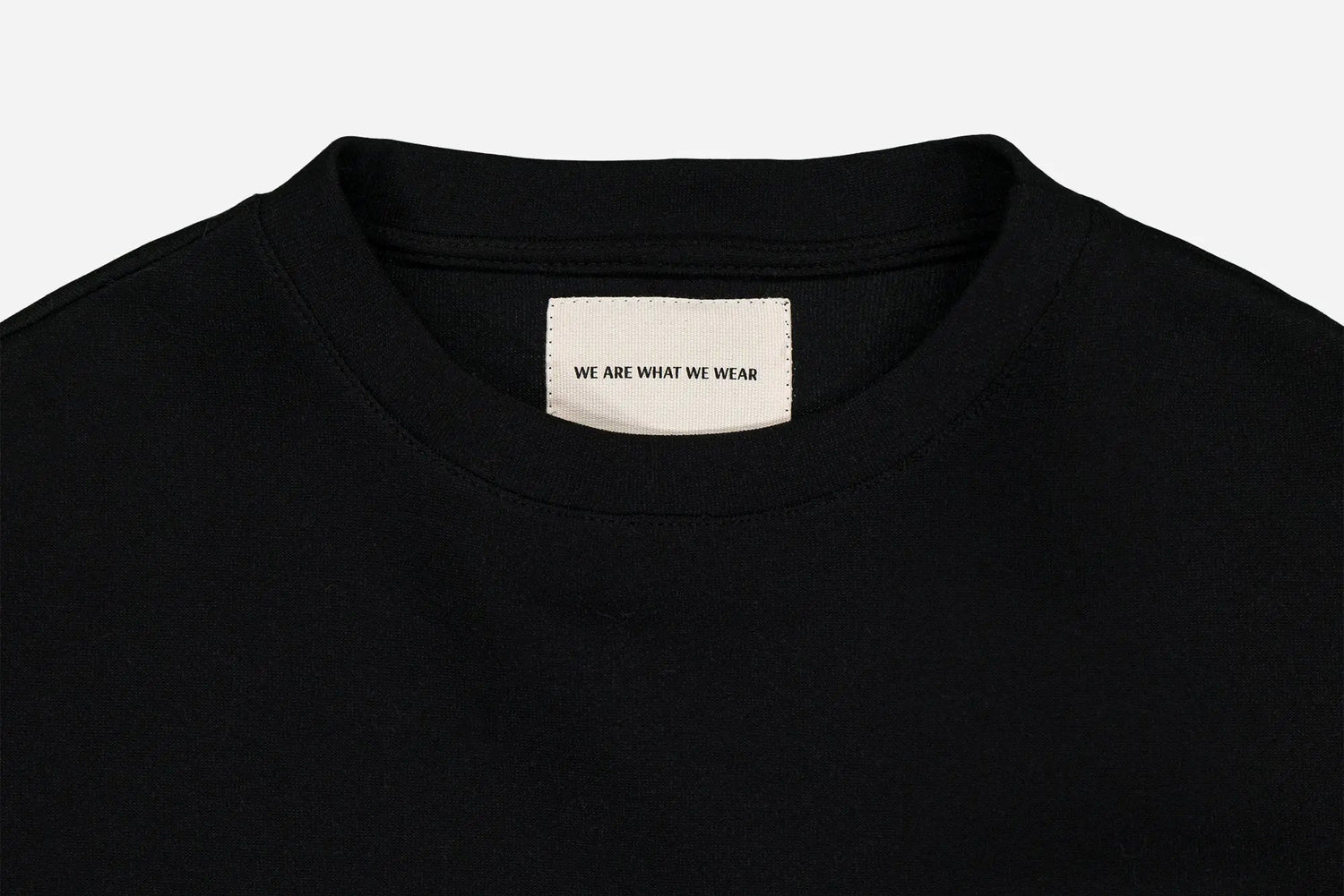 T-shirt unisexe écoresponsable, au design contemporain et confortable, alliant style minimaliste et polyvalence pour toutes les occasions.