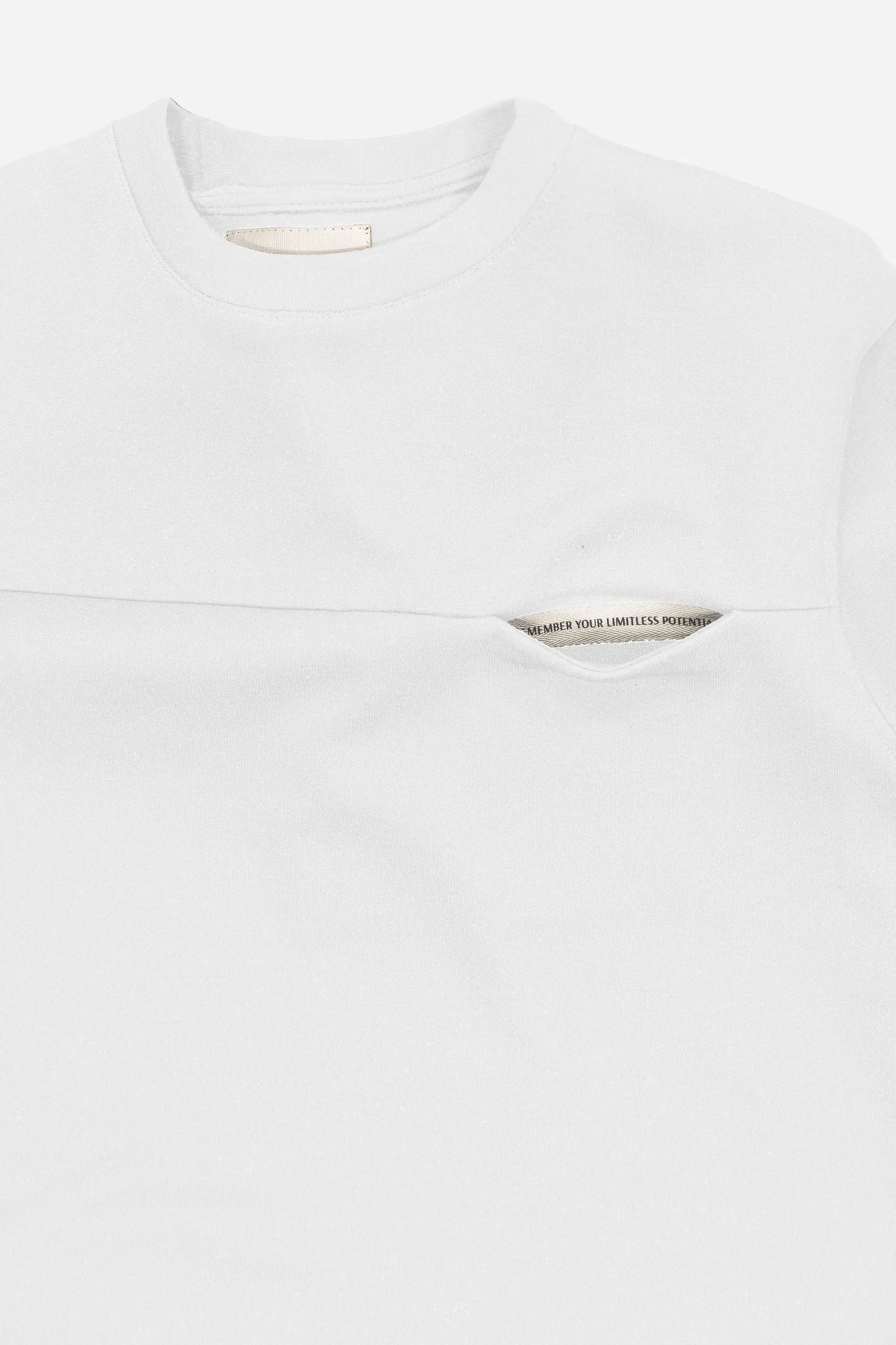 T-shirt unisexe écoresponsable, au design contemporain et confortable, alliant style minimaliste et polyvalence pour toutes les occasions.