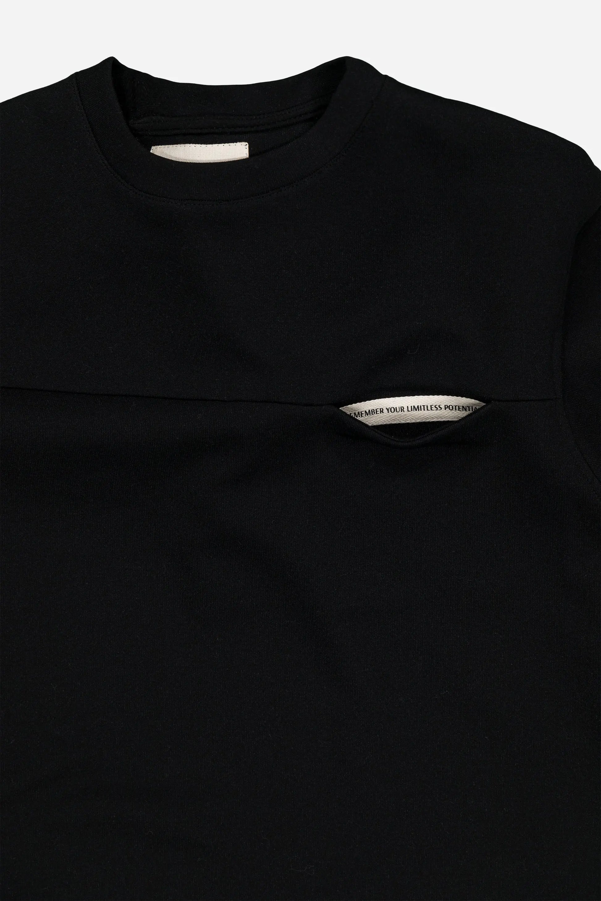 T-shirt unisexe écoresponsable, au design contemporain et confortable, alliant style minimaliste et polyvalence pour toutes les occasions.